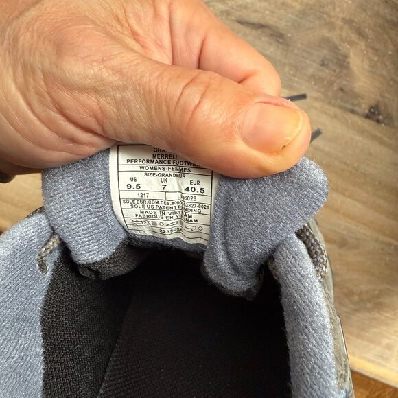 NWOT Merrell lace-up hiking shoes/sneakers. Size 40 EU, 9.5 US. Never worn - Picture 4 of 4